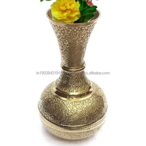 Vaso di fiori di design inciso realizzato in India OEM ODM ha concesso un lussuoso vaso di fiori in ottone per uso interno ed esterno
