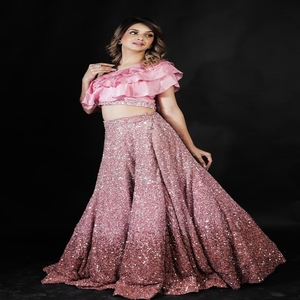 Vente en gros de Lehenga Choli pour mariage indien |   Tenue de mariée de luxe ornée de broderies avec dupatta transparent pour mariage, réception et cérémonies - Product Image 1