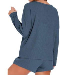 ชุดเซ็ตเสื้อฮู้ดไหมพรมแบบสวมใส่สบายเหนือเข่าและกางเกงขาสั้นสำหรับผู้หญิง สไตล์ลำลอง สีพื้น สองชิ้น - Product Image 5