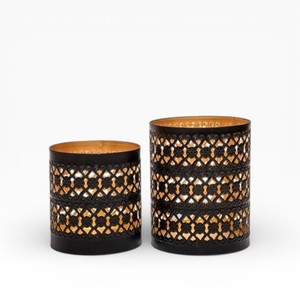 Ensemble de trois bougeoirs en métal noir avec motif de feuilles courbes en relief pour une décoration moderne - Product Image 2