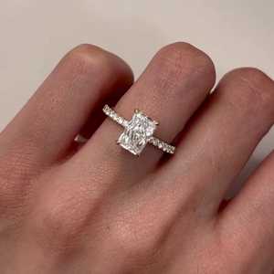 Anillo de Compromiso de Oro Amarillo con Corte Radiante Certificado por IGI, con Halo Oculto y Banda Pavé de Diamantes - Product Image 2
