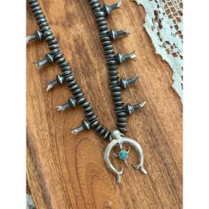 Collier Squash Blossom en turquoise Kingman et argent sterling Richard Yazza, motif et forme de épingle, idéal pour toutes les occasions - Product Image 3