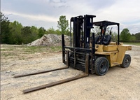 Chariot élévateur Caterpillar DP70 d'occasion 2004, faible nombre d'heures, moteur à combustion interne, pneus pleins, prêt pour le tout-terrain, livraison mondiale incluse