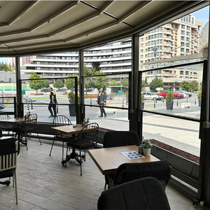 Pergola extérieure en aluminium 130x180 avec jardinière en verre trempé Système de verre à vent motorisé - Product Image 1