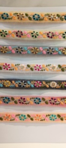 Tissu de dentelle brodé floral coloré exquis avec des détails complexes pour des projets de mode et de décoration intérieure élégants - Product Image 6