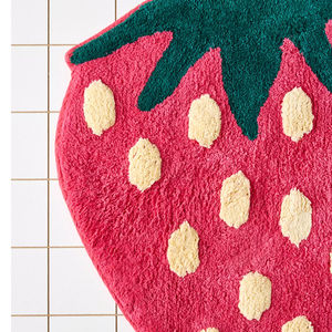 Tapis de bain en coton en forme de fraise, tufté, lavable, antidérapant, unique et élégant pour la décoration de la maison - Product Image 3