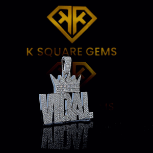 Colgante de Moissanita VVS Personalizable, Plata de Ley con Baño de Rodio, Diseño Geométrico, Estilo Hip Hop para Niños - Product Image 3