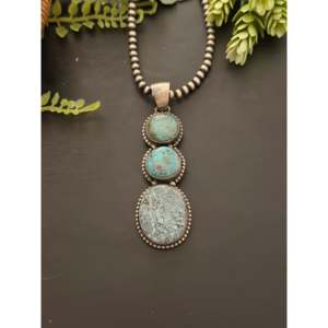 Pendentif Ella Peters Kingman en argent sterling et turquoise, design toile d'araignée vintage, serti clos, cadeau pour enfants, motif numéro, animal, insecte - Product Image 1