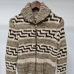 Cárdigan con botones tejido a mano para hombre, informal, hecho a mano, logotipo frontal, comodidad lujosa, elegancia atemporal, patrones intrincados - Product Image 1