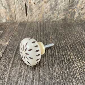 Boutons de tiroir de Style ange créatif indien accessoires de décoration de la maison pour salon faits à la main par des artisans qualifiés fabriqués en Inde - Product Image 1