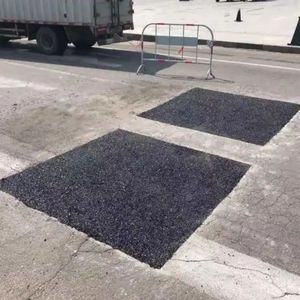 ProPatch Cold Asphalt pour un usage professionnel, assurant des réparations de qualité pour les entrepreneurs et les amateurs de bricolage - Product Image 3