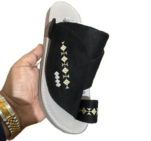 Sandales arabes de qualité pour hommes Chappals de luxe en cuir PU avec semelle en caoutchouc robuste parfaitement conçues pour la vie saoudienne et dubaï - Product Image 4