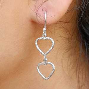 Pendientes Colgantes de Plata de Ley 925 con Doble Corazón, Hechos a Mano, Minimalistas, Ligeros, Joyería Bonita con Diseño en Forma de Corazón - Product Image 2