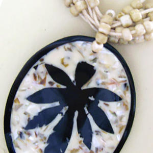 Collar de Conchas Marinas con Mosaico Geométrico y Motivos Religiosos para Regalo - Product Image 2