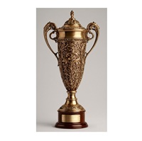 Trophée en métal artistique hautement poli avec détails artisanaux idéal pour reconnaître les champions dans les grands tournois