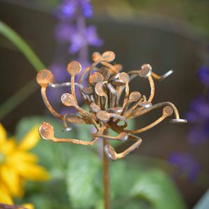 Piquets de jardin en métal à motifs floraux, idéaux pour les allées décoratives mettant en valeur la beauté botanique grâce à une fabrication florale robuste. - Product Image 6