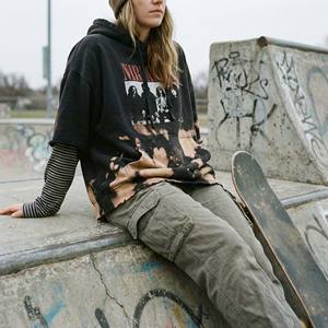 เสื้อฮู้ดสีดำสไตล์ Y2K Grunge ลวดลายกราฟิกแบบกำหนดเอง ทรงหลวม ยูนิเซ็กซ์ สไตล์เรโทร ร็อค สตรีทแวร์ ผ้าฟลีซ สำหรับฤดูใบไม้ร่วงและฤดูหนาว - Product Image 1