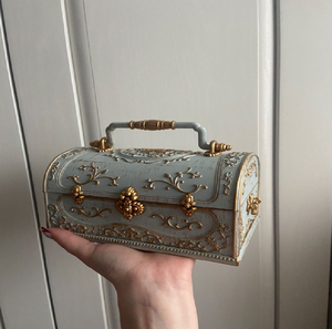 Boîte à bijoux vintage ornée de rose bronze avec pieds, disponible au prix de gros pour Elevate Your Collection - Product Image 1