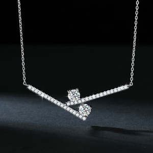 Collier pendentif en chaîne à maillons en argent sterling 925 avec pierre de moissanite de 2 carats de couleur D VVS en forme de V moderne de Black Pearl Jewels pour femmes - Product Image 1