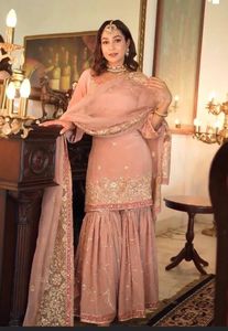 NOUVELLE BRODERIE INDIENNE/PAKISTANE SUR KURTA,SARARA AVEC ROBE DUPATTA AVEC PERLES DE VERRE EN CRISTAL, PIERRE, DABKA WORK FOR PARTY-WEAR @ 2024 - Product Image 2