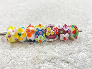 Cuentas de trabajo de lámpara hechas a medida en una variedad de patrones florales multicolores ideales para la reventa por tiendas de cuentas y diseñadores de joyas - Product Image 4