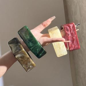 Nouveaux bracelets épais irréguliers en résine, faits à la main, à motifs, de style européen, pour femmes - Product Image 5