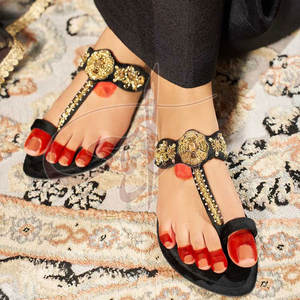 Calzado Kolhapuri Hecho a Mano con Detalles Hermosos, Flores Intrincadamente Adornadas, Parte Superior de Gamuza y Terciopelo - Product Image 5