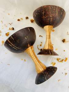 Copa de vino de coco hecha a mano por artesanos expertos con cáscara de coco natural y revestimiento apto para alimentos - Product Image 5