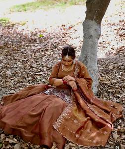 Sain et Desi femmes spécial pur mijoter soie motif à manches longues mi-longueur Kurti & Lahenga avec bordure en dentelle Dupatta ensemble à vendre - Product Image 2