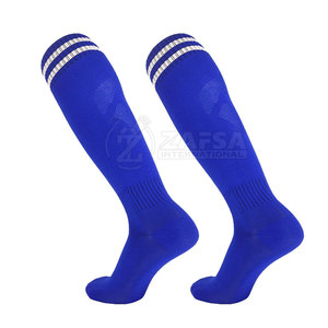 Chaussettes de football fabriquées avec des matériaux de performance pour garder les pieds au sec Chaussettes de football fraîches et concentrées - Product Image 2