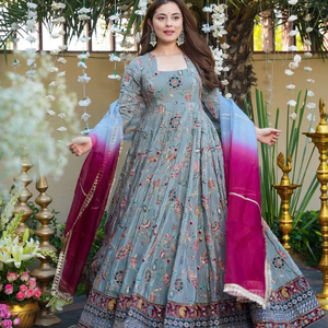 Ensemble robe Anarkali et dupatta imprimé numérique pour femmes, motif traditionnel à grande ampleur, vêtements de créateur, occasions de fête Diwali - Product Image 1