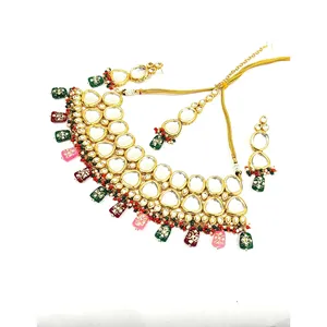 Ensemble de bijoux en acier inoxydable plaqué or 18 carats, serti de pierres Kundan multicolores et perlé, pour mariages et bijoux de mariée - Product Image 2