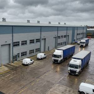 Entrepôt logistique industriel intelligent à structure en acier avec conception de plancher super plat pour dépôt de tri automatisé AGV - Product Image 1