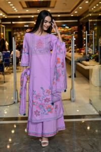 Ensemble Kurta en coton brodé de sequins couleur violette, longueur genou, col en V, manches trois quarts, robe droite de haute qualité - Product Image 5