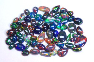 Véritable Opale Noire Ethiopienne Cabochon Mix Shape Glowing Rainbow Flashy Ethiopian Black Opal Gemstone au prix de gros - Product Image 3