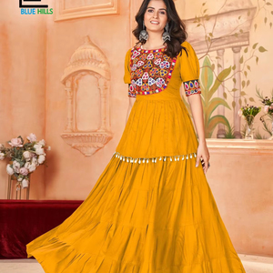 Vestido Anarkali de Diseño Moderno con Estampado Gamthi, Tejido Pesado de Rayón y Piel Sintética para Bodas, por FabZone - Product Image 1