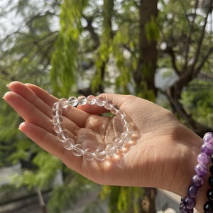 Pulsera de piedra curativa de cristal de cuarzo transparente Natural de 8mm hecha a mano estilo Hada piedra preciosa tallada para meditación - Product Image 4