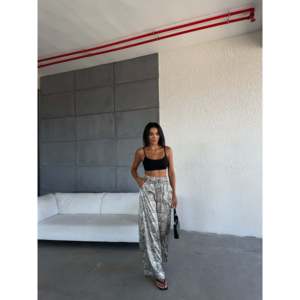 Pantalones Casuales de Satén de Pierna Ancha con Cintura Elástica Alta y Característica Transpirable - Product Image 2