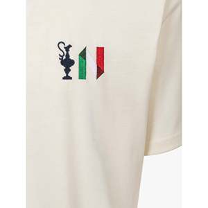 T-Shirt America's Cup 38 Road to Napoli 100% Cotone Off-White con Logo Ricamato, Jersey Traspirante Vestibilità Ampia - Product Image 3