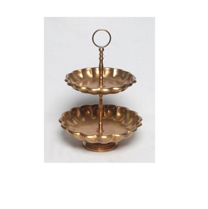 Support à gâteau en métal doré avec design en relief, accessoire de présentation de desserts, pour mariage, fête, hôtels - Product Image 2