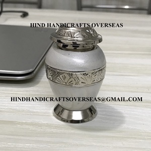 Urnas de cremación de fichas pequeñas de latón de alta calidad para cenizas Hermoso acabado hecho a mano para uso del bebé Venta caliente - Product Image 4