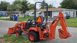 Tracteur utilitaire Kubota BX23S avec chargeur et pelle arrière, diesel, 4x4, faible kilométrage, qualité supérieure, idéal pour l'agriculture, la construction et l'aménagement paysager - Product Image 5