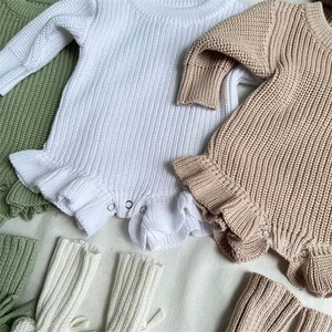 Ensemble de vêtements tricotés personnalisés pour bébés filles Ensemble de 3 pièces de body à volants avec bandeau et chaussons - Product Image 2