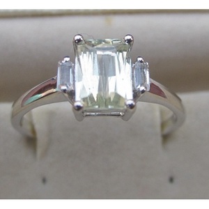 Anillo de Diamantes Octogonal con Corte Esmeralda para Compromiso - Product Image 1