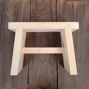 Chaise <span class=keywords><strong>de</strong></span> <span class=keywords><strong>bain</strong></span> élégante en bois <span class=keywords><strong>de</strong></span> pin dans le support <span class=keywords><strong>de</strong></span> stockage <span class=keywords><strong>de</strong></span> type debout <span class=keywords><strong>de</strong></span> style japonais traditionnel pour les salles <span class=keywords><strong>de</strong></span> <span class=keywords><strong>bain</strong></span> utilisées avec un pot <span class=keywords><strong>de</strong></span> fleur - Product Image 3