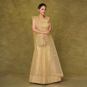 ชุดเลเฮนกาโชลีสำเร็จรูปสุดชิค พร้อมลายปักละเอียดอ่อนและผ้าคลุมไหล่พลิ้วไหว เหมาะสำหรับงานแต่งงานและงานเลี้ยง - Product Image 4