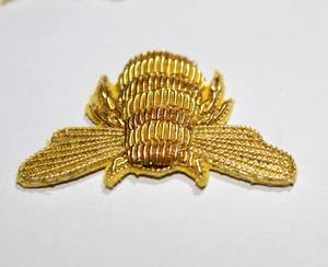 Insignias de borde Merrow adhesivas de tela de sarga de alambre de lingotes, insignias de moda bordadas hechas a mano puras con su propio logotipo a la venta - Product Image 3