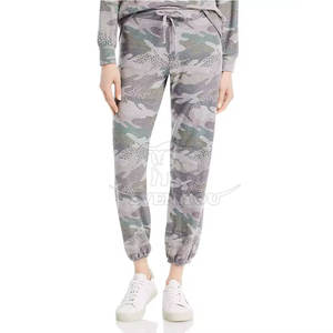Survêtements camouflage sur mesure pour femmes, tissu doux, coupe décontractée, parfaits pour un style décontracté et streetwear. - Product Image 5