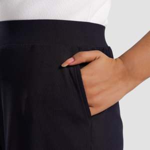 Culottes taille haute bleu marine Boundless, respirantes pour un port confortable - Product Image 6