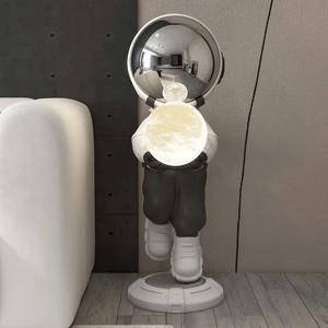 Escultura de Astronauta Audaz para el Suelo, Pieza Decorativa Moderna y Creativa, Elegante Adorno para el Hogar, para Sala de Estar u Oficina, de la India - Product Image 5